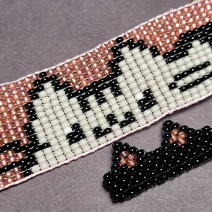 Komplet zestaw bransoletka + pierścionek "Kotek Pusheen" koralowy z koralików szklanych Preciosa