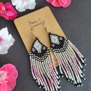 Kolczyki frędzle cieniowane szaro-różowe z motywem geometrycznym z koralików Preciosa