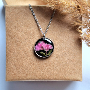 Wisiorek z żywicy z suszonymi kwiatami różowej gipsówki srebrny