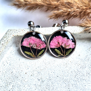 Kolczyki z suszonymi kwiatami różowej gipsówki na czarnym tle srebrne