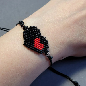 Bransoletka na sznurku "Miłość w sercu" czarno-czerwona z koralików szklanych Preciosa