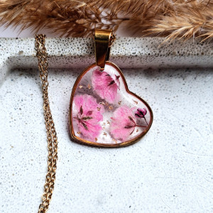 Wisiorek z żywicy serduszko z różową gipsówką