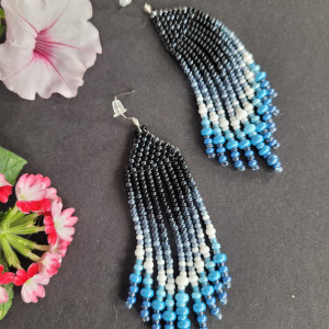 Kolczyki frędzle cieniowane czarno-szaro-niebieskie z koralików Preciosa