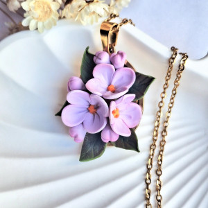 Naszyjnik z kwiatami bzu