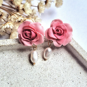 Kolczyki sztyfty róże z perłą