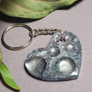 Brelok "Serce szare - Powierzchnia Księżyca" z żywicy do kluczy albo torebki/plecaka