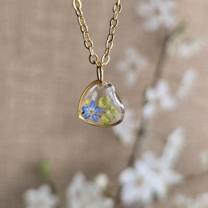 Złota zawieszka złoty wisiorek kwiat naszyjnik żywica z żywicy kwiaty serce serduszko niezapominajka