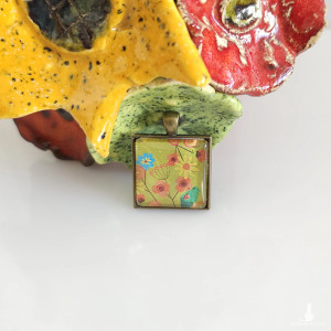 6842 Radosny Wisiorek "Łąka pełna kwiatów".