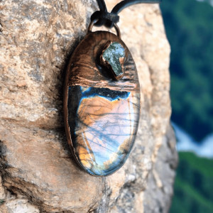 Amulet z labradorytu i oliwinu – Intuicja • Ochrona • Odnowa