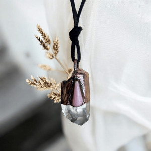 Amulet z kryształu górskiego i rodochrozytu – Miłość • Czystość • Ukojenie