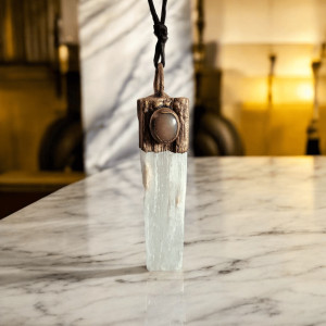 Amulet z selenitu i kamienia księżycowego – Intuicja • Spokój • Światło kobiecej energii