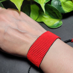 Bransoletka w kolorze czerwonym kardynalskim tkana z koralików