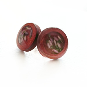 Drewniane kolczyki sztyfty z zatopionym wrzosem w żywicy