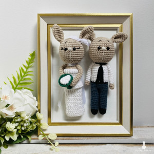 Młoda para króliczki w biało-złotej ramce prezent ślubny obraz