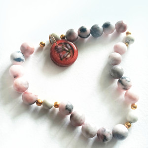 Bransoletka handmade z howlitem, jaspisem różowym i wrzosem w żywicy