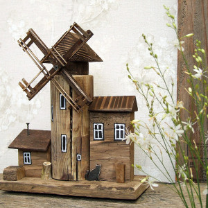 Stary Młyn Wiatrowy - dekoracja z drewna