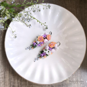 Eleganckie kolczyki z kolorowymi, pastelowymi kwiatami