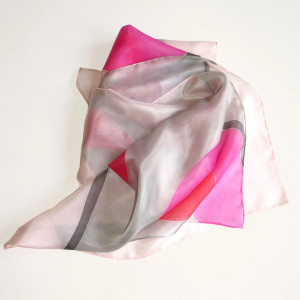 Duża jedwabna Minimalistyczna w odcieniach czerwieni i różu na jasnym tle w odcieniu moreli i szarości