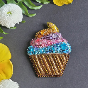 Broszka Muffinka babeczka haftowana kryształkami i koralikami Handmade