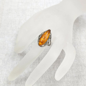 180. ✨ Odkryj Urok Vintage! Posrebrzany Pierścionek z Imitacją Bursztynu i Filigranem ✨