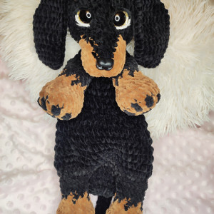 Maskotka jamnik -komforter na szydełku