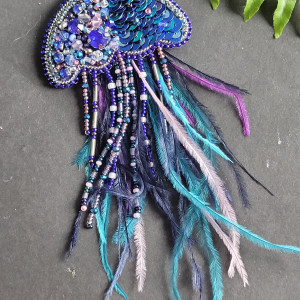 Broszka morska granatowa Meduza z piórami haftowana cekinamy i koralikami