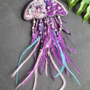 Broszka morska fioletowa Meduza z piórami haftowana cekinamy i koralikami