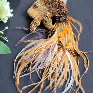 Broszka haftowana Ryba morska rybka pomaranczowa zdobiona piórami, koralikami, cekinami