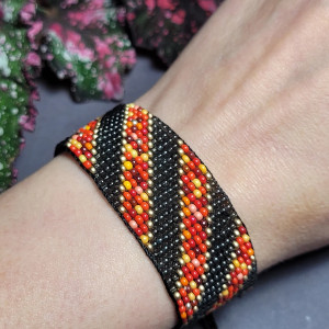 Bransoletka "Paski czerwone" z koralików szklanych Preciosa z regulowanym zapięciem