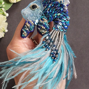 Broszka autorska koralikowa morska Ryba niebieska rybka haftowana z piórami, cyrkoniami, cekinami