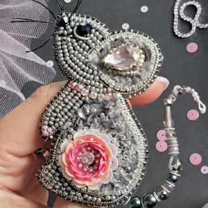 Broszka koralikowa autorska "Myszka ciemna z różą"  haftowana cyrkoniami, cekinami i koralikami