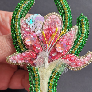 Broszka autorska "Krokus różowy" haftowana zdobiona cyrkoniami, koralikami, cekinami