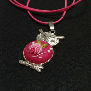 Ręcznie haftowany wisior  KAMERALNIE