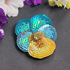 Broszka autorska kwiatek Bratek Fiołek  haftowana cekinamy i koralikami Handmade