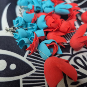 Kolczyki kwiaty czerwono niebieskie