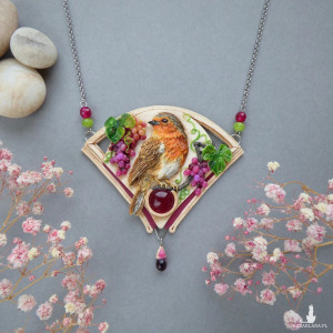 Naszyjnik z rudzikiem i winoroślą