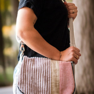 Pudrowa listonoszka z klapą