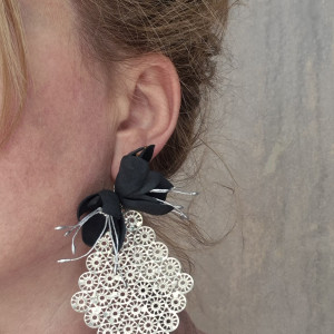 Kolczyki czarne kwiaty azury