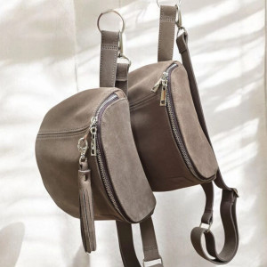 Duża nerka saszetka taupe. Skóra zamszowa  z frędzlami