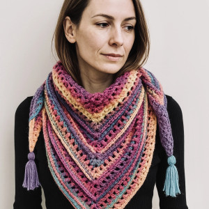 Kolorowa ciepła chusta z chwostami ręcznie robiona