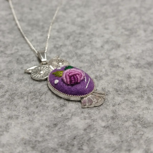 Ręcznie haftowany wisior  JAZZ