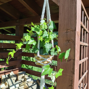 Ręcznie wykonany kwietnik ze sznurka z koszykiem w stylu Boho