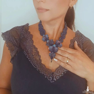 Zjawiskowy naszyjnik makramowy z orchideami - głęboki granat z nutą srebra i metalicznego różu