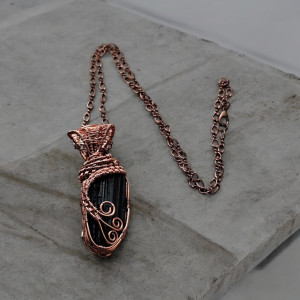 Wisiorek z surowego czarnego Turmalinu i czystej miedzi