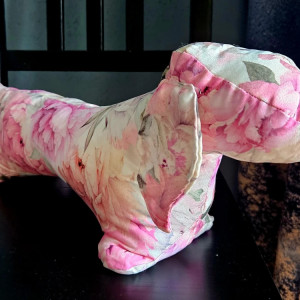 Jamnika w piękne piwonie w kwiaty