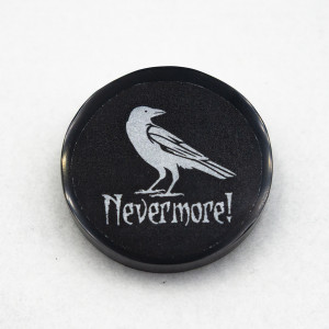 Przypinka gotycka z żywicy z krukiem pin_print Goth 001