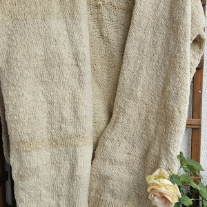 Ręcznie robiony sweterek na drutach z owczej wełny