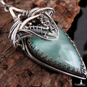 Wisiorek srebrny z hemimorfitem wyplatany