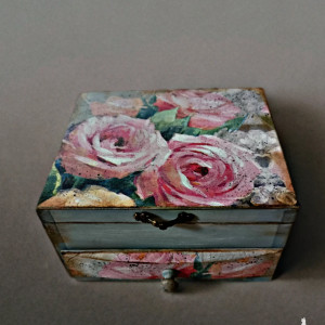 Drewniana szkatułka na biżuterię "Róże vintage"