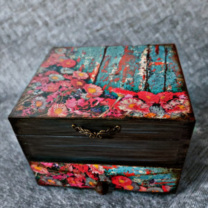 Drewniana szkatułka na biżuterię "Stokrotki vintage"